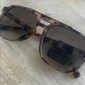 House of Harlow 1960 Tortoiseshell Sunglasses with Brown Lenses
Oversized